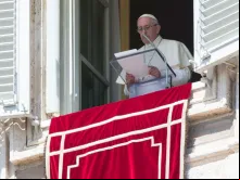 Papa Francisco fala aos fiéis reunidos na Praça de São Pedro.