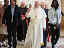 Papa Francisco ao chegar à reunião pré-sinodal.