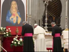 Papa Francisco reza diante de um ícone de Nossa Senhora na Basílica de São Pedro.