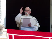 Papa abençoa os fiéis presentes no Vaticano.