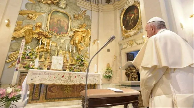 PapaFranciscoRosario_VaticanMedia_01052018.jpg ?? 
