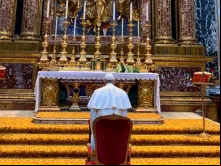 Papa Francisco rezando ante imagem Salus Populi Romani.