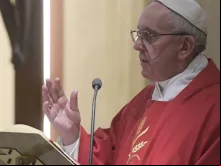 Papa durante a Missa na Casa Santa Marta.
