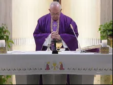 Papa Francisco durante a Missa na Casa Santa Marta.