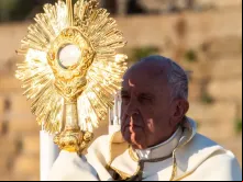 Papa Francisco com Santíssimo Sacramento. Crédito: Daniel Ibáñez