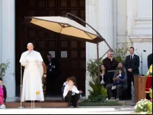 Papa fala aos fiéis reunidos diante do Santuário de Loreto.