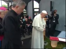 Papa oferece um terço à Virgem no Santuário de Knock.