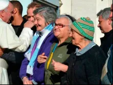 Papa Francisco com um grupo de indigentes 
