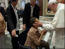 Papa saúda trabalhador.