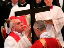 Papa Francisco em frente à Cruz, na liturgia da Sexta-feira Santa de 2013.