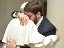 Papa Francisco abraça o fotógrafo Daniel Ibáñez. Crédito: Vatican Media