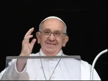 O papa Francisco saúda os fiéis durante o Ângelus