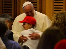 Papa Francisco com um jovem no Vaticano.
