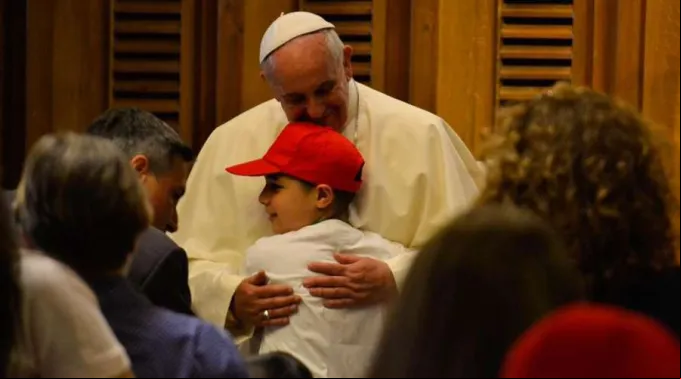 PapaFrancisco_AbrazaNinYo_31052014_DanielIbanYezACI.jpg ?? 