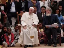 Papa Francisco com Pe. Pedro Opeka em Akamasoa.