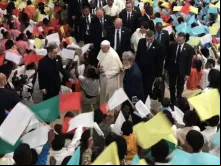 Papa Francisco com Pe. Opeka em Akamasoa, Madagascar.