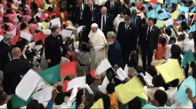 PapaFrancisco_Akamasoa_NinYosPadreOpeka_080919_VampPool.jpg ?? 