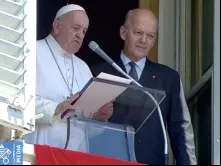 Papa Francisco no Ângelus com o presidente de Ajuda à Igreja que Sofre.