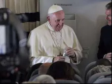 Papa Francisco no avião com jornalistas em 2019.