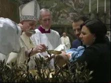 Papa Francisco batiza criança na Capela Sistina.