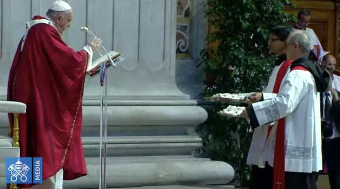PapaFrancisco_Bendice_Palios_29junio2020_CapturaYouTube.jpg ?? 