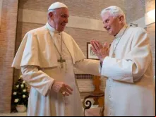 Papa Francisco e Bento XVI em um encontro de 2017.