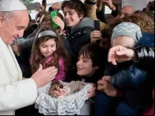 Imagem referencial. Papa com crianças.