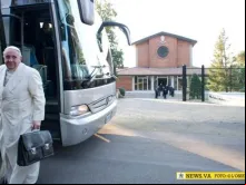 Papa Francisco chegando à Casa Divino Mestre, para os Exercícios Espirituais de 2014.