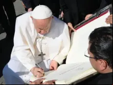 O papa Francisco abençoa e assina o Evangeliário, símbolo do próximo 53º Congresso Eucarístico Internacional em Quito (Equador).