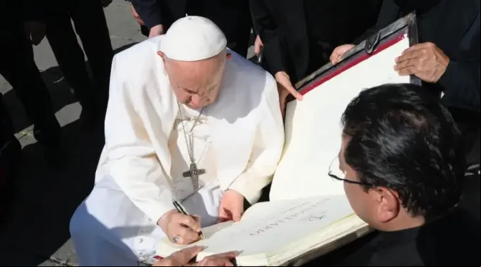 PapaFrancisco_FirmaEvangeliario_VaticanMedia24052023_1.jpg ?? 