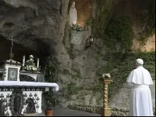 Papa Francisco diante de Nossa Senhora de Lourdes no Vaticano em 2020.