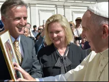 Papa Francisco abençoa a imagem da Madre Angélica que lhe foi apresentada pelo diretor da EWTN Alemanha, Martin Rotweiller.