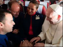 Carlos Ciuffardi, Ignacio Cueto, Paula Podest e o Papa Francisco durante boda em um voo no Chile.