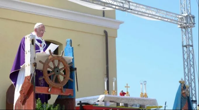 PapaFrancisco_Misa_Lampedusa_8Julio2013_VaticanMedia.jpg ?? 