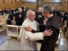 Papa Francisco agradece ao Pe. Giulio Michelini, responsável pelas meditações dos exercícios espirituais desta semana em Ariccia.