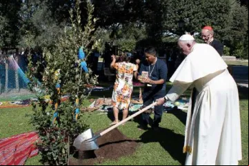 PapaFrancisco_PlantaArbol_FiestaSanFrancisco_041019_VaticanMedia.jpg