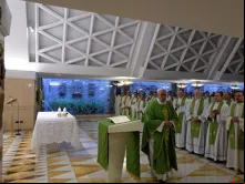 Papa Francisco na capela da Casa Santa Marta.