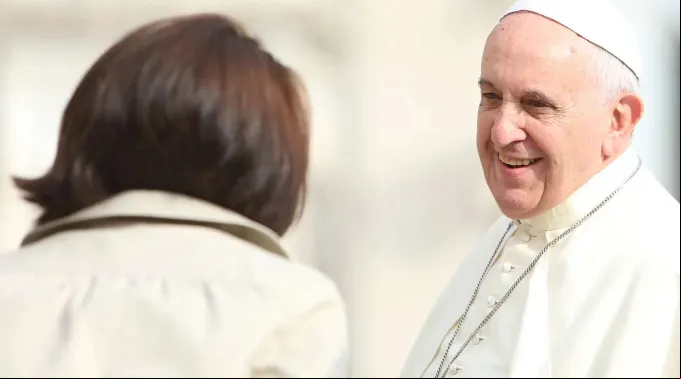 PapaFrancisco_SonrienteSaludandoMujer_DanielIbanez.jpg ?? 