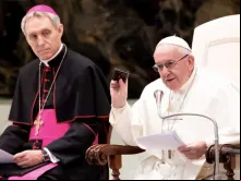 Papa Francisco mostra sua Via Sacra de bolso na Audiência Geral.