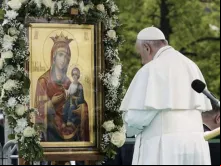 Imagem referencial. Papa Francisco em oração.