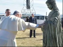 Papa abençoa a imagem da Virgem do Nascituro em Temuco, Chile.