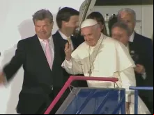 Papa na porta do avião em que volta para Roma. Captura  YouTube