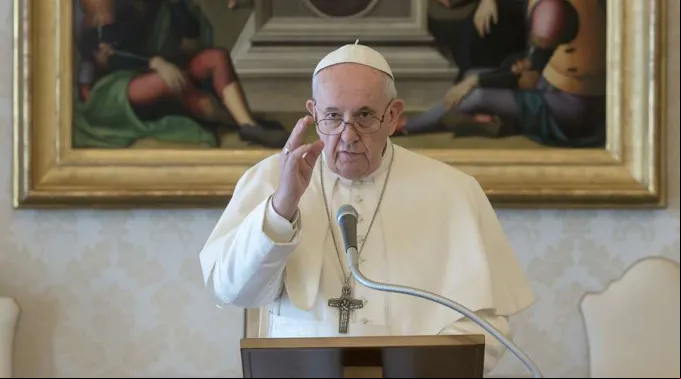 PapaFrancisco_bendiceAngelusBiblioteca_15032020_VaticanMedia.jpg ?? 