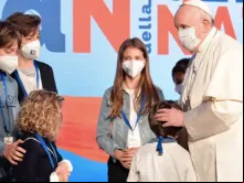 Papa Francisco com as famílias.