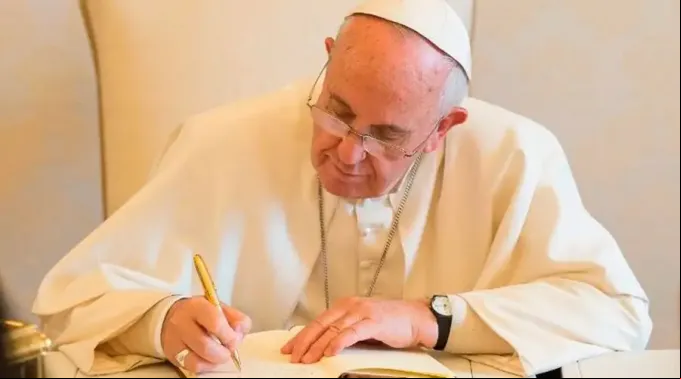 PapaFrancisco_escribiendo_VaticanMedia.jpeg ?? 