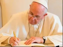 Papa Francisco escrevendo. (imagem ilustrativa).