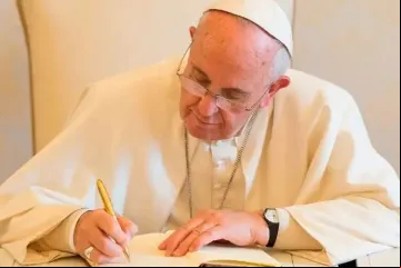PapaFrancisco_escribiendo_VaticanMedia.jpg