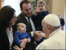 Papa Francisco abençoa uma família