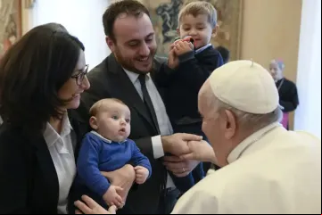 PapaFrancisco_familia_15122022_VaticanMedia.jpg