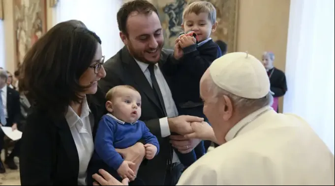 PapaFrancisco_familia_15122022_VaticanMedia.jpg ?? 